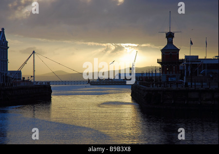 Un lever du soleil d'hiver à l'entrée du bassin d'Alfred, Victoria and Alfred Waterfront, Cape Town, Afrique du Sud Banque D'Images
