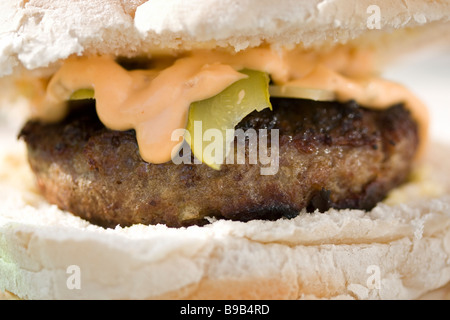 Close up of delicious burger au fromage avec sauce hamburger et cornichons Banque D'Images