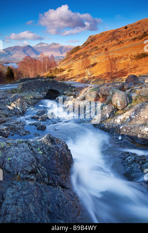 Ashness Pont sur Barrow dans Beck dans le Borrowdale English Lake District National Park sur une soirée de printemps. Banque D'Images