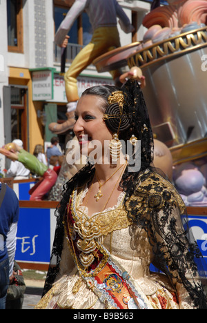 Fallera en vêtements traditionnels, Las Fallas Fiesta, Dia de San Jose, Denia, Alicante Province, Comunidad Valenciana, Espagne Banque D'Images