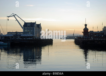 Lever du soleil rouge reflets dans le bassin Alfred, Victoria and Alfred Waterfront, Cape Town, Afrique du Sud Banque D'Images