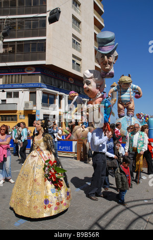 Fallera en vêtements traditionnels, Las Fallas Fiesta, Dia de San Jose, Denia, Alicante Province, Comunidad Valenciana, Espagne Banque D'Images