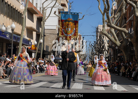 Falleras en costume national à Las Fallas Fiesta, Dia de San Jose, Denia, Alicante Province, Comunidad Valenciana, Espagne Banque D'Images