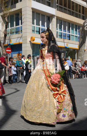 Fallera en costume national à Las Fallas Fiesta, Dia de San Jose, Denia, Alicante Province, Comunidad Valenciana, Espagne Banque D'Images