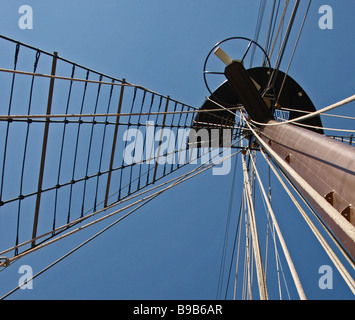 Mât et échelle de corde plus jusqu'à la ligne sur un grand navire-Crow's Nest blue sky Banque D'Images