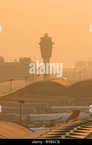 Le Smog enveloppe Hong Kong Chek Lap Kok au coucher du soleil. Banque D'Images