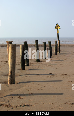 Panneau d'avertissement - les substrats de sable et boue, Weston Super Mare Beach. Somerset, Angleterre Banque D'Images