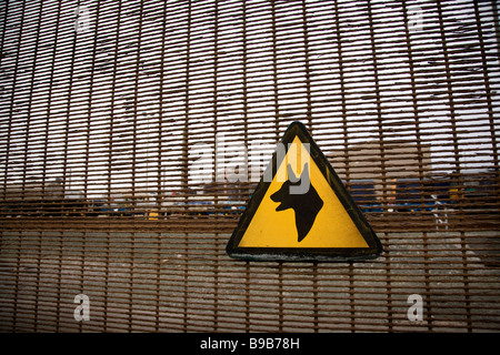 Chien de garde d'avertissement signe sur la clôture de la centrale nucléaire de Sellafield Cumbria England UK Banque D'Images