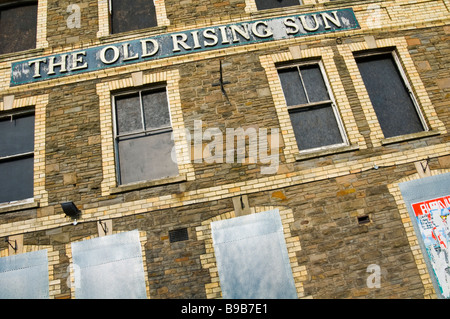 Barricadèrent LA VIEILLE pub soleil levant à Newport South Wales UK Banque D'Images