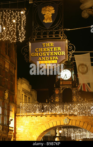 Ville de Chester, en Angleterre. Les cinq étoiles Chester Grosvenor And Spa Hotel, signe avec l'Eastgate Clock en arrière-plan. Banque D'Images