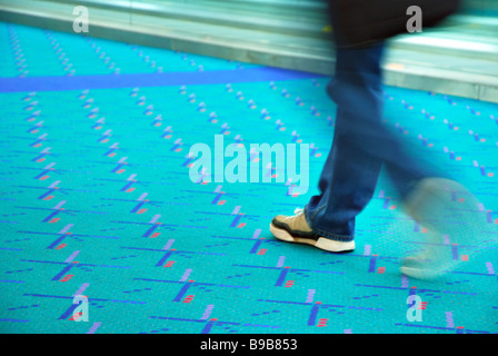 Les voyageurs à la hâte un terminal de l'aéroport Banque D'Images