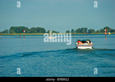 Marques de navigation à baie de Fussach, Lac de Constance, l'Autriche | Seezeichen in der Bucht von Fussach, Bodensee, Österreich Banque D'Images