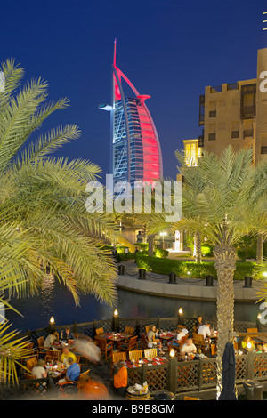 Burj Al Arab hotel vu de l'extérieur dineing à Madinat Jumeirah Banque D'Images