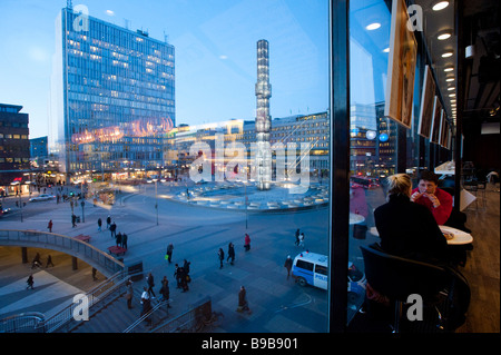 Vue de la place Sergels Torg au crépuscule de l'intérieur de la Maison de la culture dans le centre de Stockholm Suède 2009 Banque D'Images