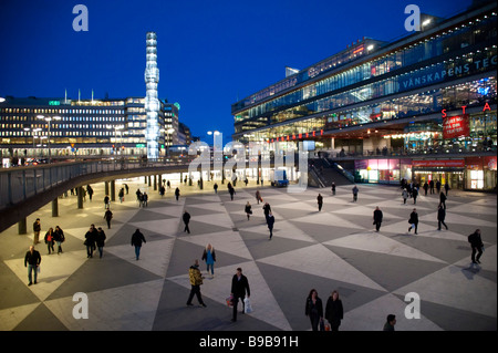 Voir la soirée de Sergels Torg et Kulturhuset immeuble dans le centre de Stockholm Suède Banque D'Images