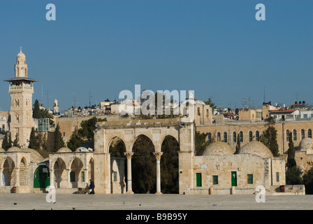 Vue sur le minaret Bab al-Silsila, l'un des quatre minarets Autour du temple islamique Dôme du Rocher dans l'ancien Ville Jérusalem-est Israël Banque D'Images