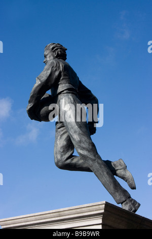 Statue de William Webb Ellis (1806 - 1872) à l'extérieur de l'école de Rugby, Rugby, Warwickshire Banque D'Images