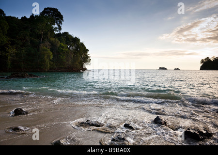 Lavage des vagues sur la plage de Playa Puerto Escondido en Parc National Manuel Antonio, Costa Rica. Banque D'Images