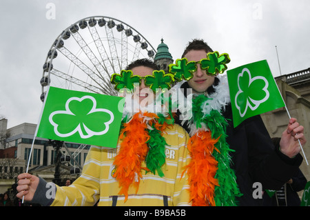 Deux adolescents habillés pour St Patricks Day en dehors de Belfast City Hall et roue Banque D'Images