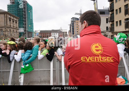 Eventsec fournit la société de sécurité santé et sécurité protection de l'environnement lors d'un concert à Belfast, 2009. Banque D'Images