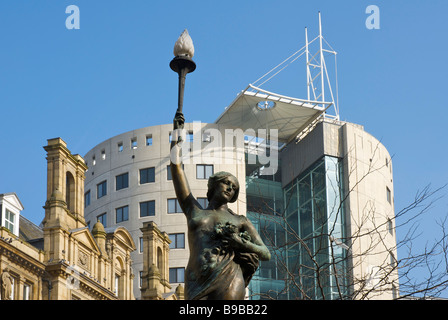 L'un des huit sculptures nymphe dans la place de la ville, contre l'architecture moderne des Cour d'obligations, Leeds, West Yorkshire, Angleterre Banque D'Images