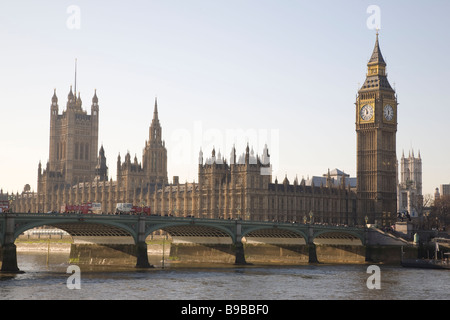 Big Ben et les chambres du Parlement et de Westminster Bridge, London, England, UK Banque D'Images