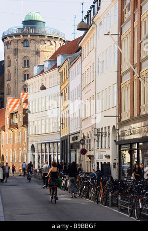 Copenhague, Danemark. Vue vers la tour ronde ou Rundetarn dans le centre historique Banque D'Images