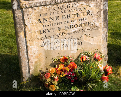 Pierre tombale marquant le lieu de sépulture de célèbre auteur Anne Bronte à St Marys churchyard Scarborough North Yorkshire Banque D'Images