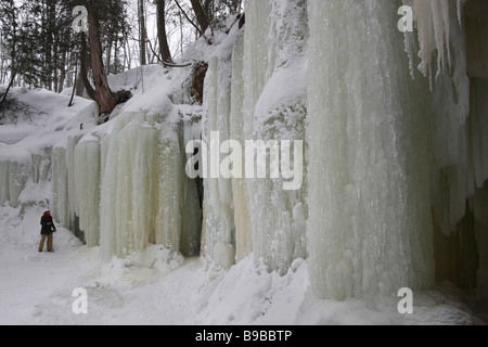 Rock River Canyon au mi USA paysage hivernal avec cascade gelée forêt enneigée angle bas de dessous le style de vie quotidien américain photos horizontales haute résolution Banque D'Images