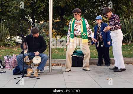 UNITED KINGDOM LONDON Street musiciens et danseurs déguisés sur la rive sud de la rivière Thames Banque D'Images