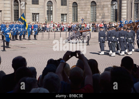Stockholm, Suède. Cérémonie de la relève de la garde, le Palais Royal, Gamla Stan Banque D'Images