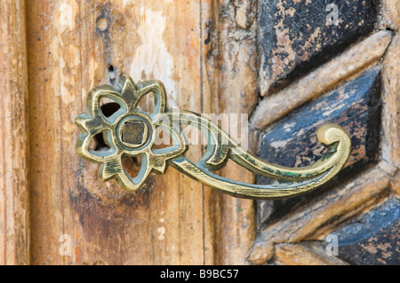 Poignée en laiton ouvragé sur une vieille porte en bois Beiteddine Liban Moyen-Orient Asie Banque D'Images