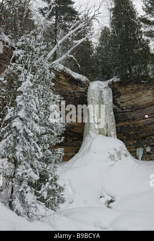 Munising Frozen tombe en hiver dans Pictured Rocks National Lakeshore Upper Peninsula Michigan mi aux États-Unis angle bas de dessous personne vertical haute résolution Banque D'Images