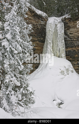 Munising Frozen tombe en hiver dans Pictured Rocks National Lakeshore Upper Peninsula Michigan mi aux États-Unis angle bas de dessous personne vertical haute résolution Banque D'Images