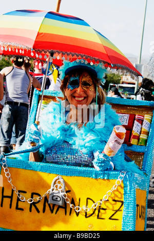 Des femmes habillées comme vendeur de biscuits locaux au carnaval de Maspalomas à Gran Canaria dans les îles canaries Banque D'Images