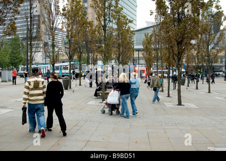 Les gens qui marchent dans les jardins de Piccadilly, Manchester UK Banque D'Images