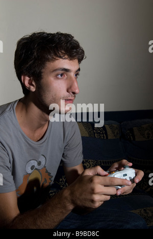 Close up of young man playing avec X Box 360 Banque D'Images