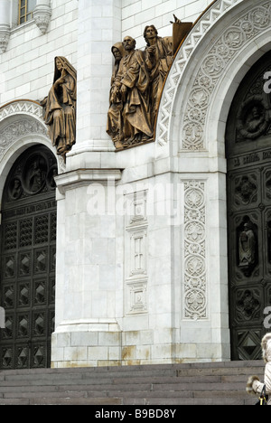 Hauts-reliefs de la Bible la vie sur la façade de la cathédrale du Christ-Sauveur Moscou Russie Banque D'Images