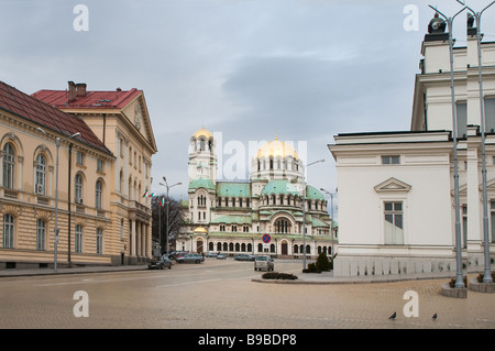 Sofia Bulgarie Le Cthedral Saint Alexander Nevski vu buildingat entre le Parlement bulgare et le droit universitaires des sciences Banque D'Images