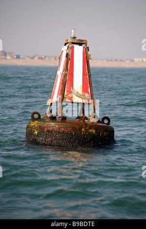 L'eau potable de l'eau claire ou Mark Bouy, marquant l'entrée de Sovereign Harbour, East Sussex, Angleterre Banque D'Images