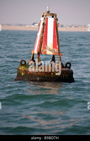 L'eau potable de l'eau claire ou Mark Bouy, marquant l'entrée de Sovereign Harbour, East Sussex, Angleterre Banque D'Images