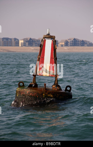 L'eau potable de l'eau claire ou Mark Bouy, marquant l'entrée de Sovereign Harbour, East Sussex, Angleterre Banque D'Images