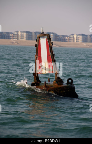 L'eau potable de l'eau claire ou Mark Bouy, marquant l'entrée de Sovereign Harbour, East Sussex, Angleterre Banque D'Images