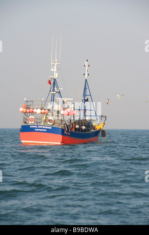 Bateau de pêche Royal Sovereign levée des casiers à homard en mer dans la Manche Banque D'Images