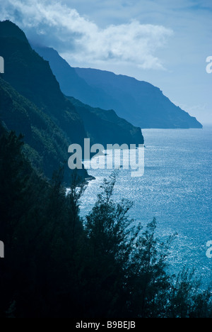 La côte de Na Pali sur l'île de Kauai, Hawaii prises à partir de l'un des nombreux lacets le long des 11 km du sentier Kalalau. Banque D'Images