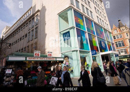 Les gens shopping sur Oxford Street Londres Royaume-Uni Banque D'Images