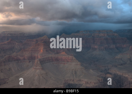 Approche de l'hiver tempête sur le Grand Canyon en fin d'après-midi à partir de la lumière Point Hopi Banque D'Images