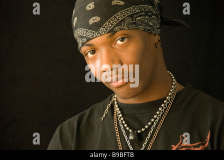 Portrait de Nate, avec son bandana et chaînes de cou montrant. Banque D'Images