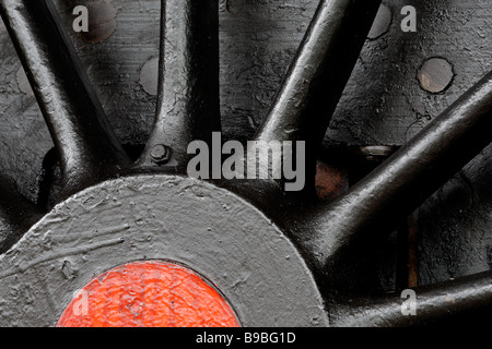 Gros plan d'une roue d'une locomotive à vapeur d'époque Banque D'Images