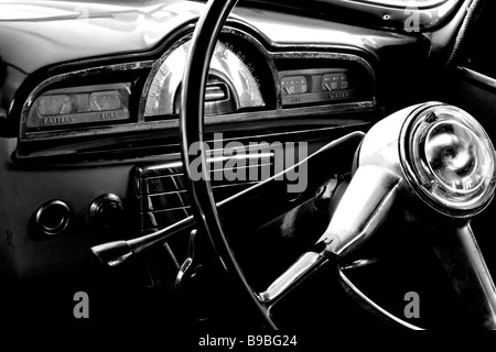 Vue de l'intérieur d'une vieille voiture d'époque en noir et blanc Banque D'Images